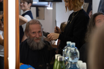 Nach der Dernière wird Tradition gelebt: Eine der sieben ehrenamtlichen Friseurinnen befreit die Passionsspieler von Bart und Haar.