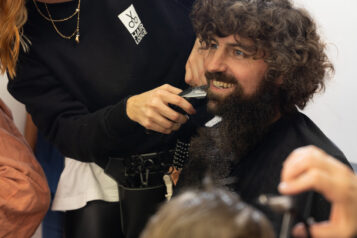 Mit geübter Hand und viel Gefühl – der Haarschnitt markiert das Ende eines besonderen Kapitels für die Erler Passionsspieler.
