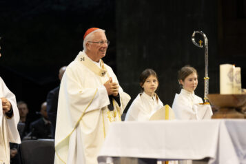 Erzbischof Franz Lackner zelebrierte den abschließenden Gottesdienst und dankte der Passionsspielgemeinde für ihren außergewöhnlichen Einsatz.