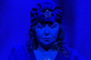 Die Nacht wacht über das Geschehen – gespielt von Hildegard Reitberger.