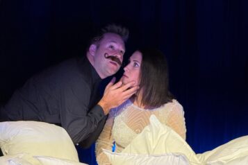 In der Gestalt von Amphitryon sucht Jupiter (Markus Mader) die Nähe von Alkmene (Stefanie Telser).