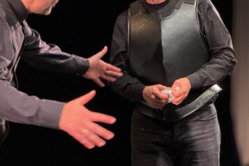 Amphitryon (Gunther Hölbl) und sein Diener Sosias (Klaus Schneider) auf der Suche nach der Wahrheit.