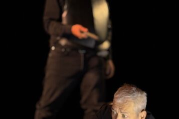 Amphitryon (Gunther Hölbl) und sein Diener Sosias (Klaus Schneider) auf der Suche nach der Wahrheit.