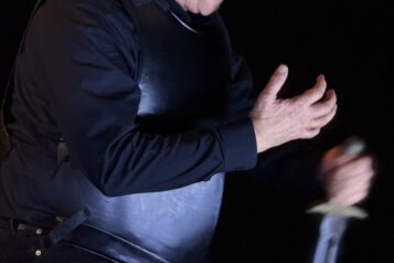 Amphitryon, gespielt von Gunther Hölbl – zwischen Zweifel und Zorn.