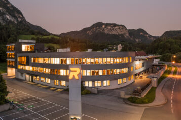 Die RIEDERBAU-Firmenzentrale in Schwoich bei Kufstein. Hochformat.