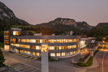 Die RIEDERBAU-Firmenzentrale in Schwoich bei Kufstein. Querformat.