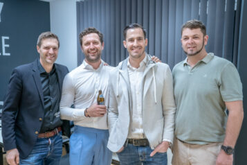 Freunde und Partygäste (v.l.n.r.): Steuerberater Johann Mauracher, Physiotherapeut Lukas Steiner (REHAB Wörgl), Rechtsanwalt Matthias Atzl und Martin Wagner (Martin Wagner GmbH)