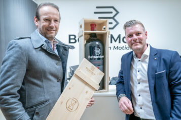 Marco Holzer (Fa. Planwerker Holzerber GmbH) gratulierte dem neugebackenen Firmenchef und zukünftigen Schwiegersohn mit einer Magnumflasche Wein in der Holzkiste.