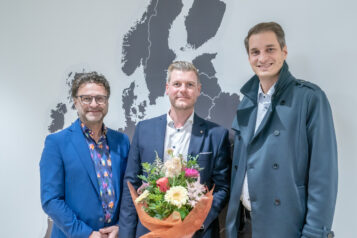 Wörgls Bürgermeister Michael Riedhart und Wirtschaftsreferent Andreas Deutsch gratulierten dem Jungunternehmer Andreas Bichler zur Gründung von BetterMove.
