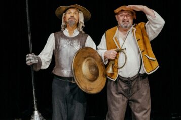 Ein starkes Gespann auf der Bühne: Franz Osl (Don Quijote) und Georg Mairhofer (Sancho Pansa) in einer zentralen Szene des Musicals „Der Mann von La Mancha“ im Kultur Quartier Kufstein.
