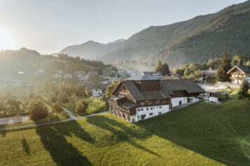 Wo Tradition lebendig bleibt: Das Passionsspielhaus als Wahrzeichen des Dorfes.