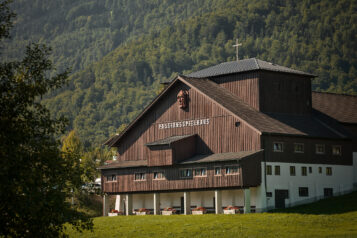 Ein Haus mit Geschichte – gebaut von der Dorfgemeinschaft, bis heute mit Leben erfüllt.