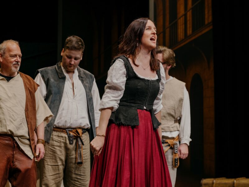 Szenen aus den Proben zu „Der Mann von La Mancha“ im Kultur Quartier Kufstein: Regisseur Georg Anker arbeitet mit dem Ensemble rund um Franz Osl (Don Quijote), Georg Mairhofer (Sancho Pansa), Astrid Egger (Aldonza/Dulcinea) und Philipp Bratschko an der neuen Musicalproduktion des Stadttheaters Kufstein.