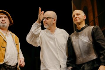 Regisseur Georg Anker arbeitet gemeinsam mit Franz Osl (Don Quijote) und Georg Mairhofer (Sancho Pansa) an einer Szene.