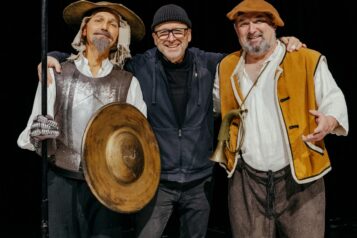 Regisseur Georg Anker mit Franz Osl (Don Quijote) und Georg Mairhofer (Sancho Pansa) auf der Bühne vom Theater im Kultur Quartier Kufstein.