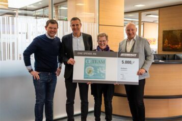 Die Geschäftsführung der Unterberger Gruppe bei der Scheckübergabe an die CF T.E.A.M Vereinsobfrau Maresi Kiederer. V.l.n.r.: Fritz Unterberger, Gerald Unterberger, Maresi Kiederer, Josef Gruber