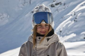 Sarah Bacher will auf ihrem Snowboard für eine Sensation bei der FWT 26 sorgen.