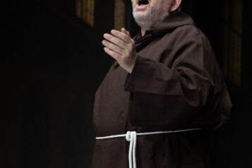 Herbert Oberhofer als Padre – zwischen Moral, Macht und Groteske.