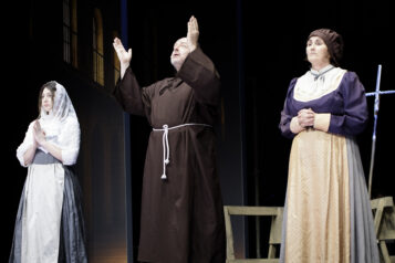 Szene in der Kirche – Antonia (Magdalena Laiminger) und die Haushälterin (Brigitte Einkemmer).