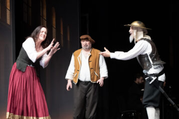 Die drei Protagonist:innen – Aldonza (Astrid Egger), Sancho Pansa (Georg Mairhofer) und Don Quijote (Franz Osl).