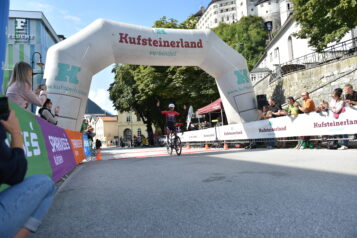 Geschafft! Start- und Zielbereich sind beim Kufsteinerland Radmarathon am Oberen Stadtplatz in Kufstein. Dort kann das Rennen auch mittels Live-Übertragung mitverfolgt werden.