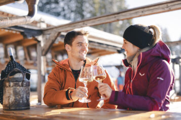 Prost! Die Hütten und Almen in der Region laden zum gemütlichen Verweilen ein.