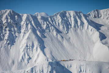 Spektakuläre Hänge prägen das Bergpanorama in Haines in Alaska.