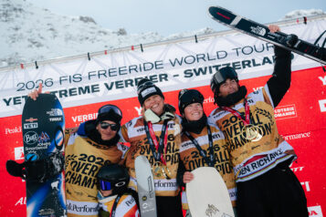 Die frisch gebackenen Weltmeisterinnen und Weltmeister der FWT 2026 (von links): Victor de Le Rue (Snowboard Herren), Lou Barin (Ski Damen), Mia Jones (Snowboard Damen) und Ben Richards (Ski Herren)
