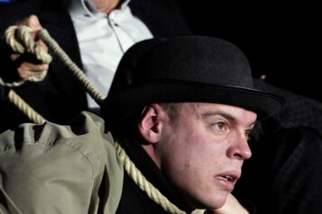 Martin Heis als Pozzo und Elia Ritter als Lucky in „Warten auf Godot“ – ein herrischer Mann und sein an einer Leine geführter Diener begegnen den wartenden Landstreichern.