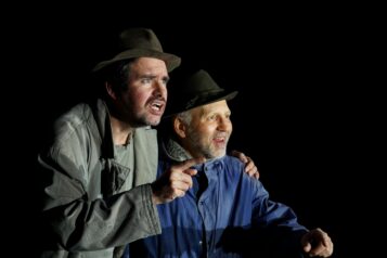 Klaus Reitberger als Wladimir und Franz Osl als Estragon in Samuel Becketts Theaterklassiker „Warten auf Godot“ – zwei Landstreicher warten an einem kahlen Baum auf den geheimnisvollen Godot.