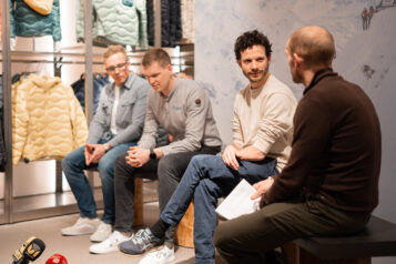 Unter anderem im Gespräch mit Joris Vautier(2.v.li.), General Manager der Freeride World Tour, bei der Pressekonferenz in Innsbruck.