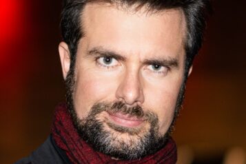 Regisseur und Schauspieler Klaus Reitberger bringt Samuel Becketts Klassiker „Warten auf Godot“ zwanzig Jahre nach der ersten Kufsteiner Inszenierung erneut auf die Bühne des Stadttheaters Kufstein.
