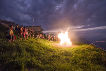 Die traditionellen Sonnwendfeuer auf der Hohen Salve läuten den Sommer ein.
