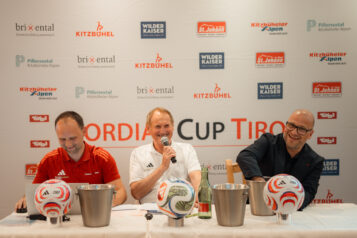 Prominente Unterstützung bei der Auslosung des Cordial Cup Tirol: OK-Chef Hans Grübler und Sebastian Dremmler vom FC Bayern München zogen die Lose.
