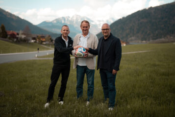 Auf dem Bild v. l. n. r.: Stefan Astner (GF TVB Ferienregion Hohe Salve), OK-Chef Hans Grübler und Sebastian Dremmler vom FC Bayern München