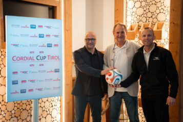 Auf dem Bild v. l. n. r.: Sebastian Dremmler vom FC Bayern München, OK-Chef Hans Grübler und Stefan Astner (GF TVB Ferienregion Hohe Salve).
