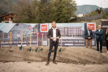 Andreas Bankler sprach darüber, wie die geplante Zahnklinik das Gesundheitsangebot im Bezirk Kufstein sinnvoll ergänzt.