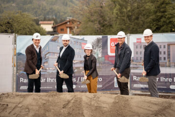 Auf dem Bild v. l. n. r.: Josef Feichtner (GF Unterberger Immobilien), Peter Knetsch und Marlene Zeilner (Apothekenbetreiber), GF Benedikt Ruetz und Florian Unterberger (GF Unterberger Immobilien).