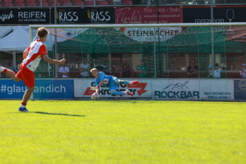 Im rein österreichischen U15-Achtelfinalduell ist überraschend die AKA RZ Pellets WAC als Sieger gegen den Mitfavoriten RB Fußball AKA Salzburg vom Platz gegangen.