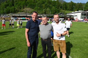 Manni Schwabl (Mitte) ist Dauergast beim Cordial Cup Tirol. BGM Paul Sieberer (li.) und Stefan Astner (re.) freuten sich über seinen Besuch in Hopfgarten.