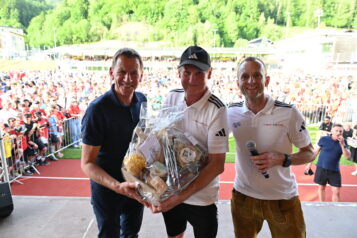 Hans Grübler umringt von BGM Paul Sieberer (li.) und TVB-GF Stefan Astner (re.), die ihn für 15 Jahre Cordial Girls Cup in Hopfgarten ehrten.