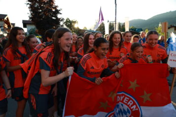 Aufregung pur beim Fußball-Nachwuchs beim spektakulären Einzug der 140 Mannschaften am Freitag.