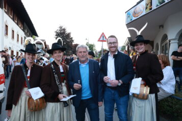 Die Eröffnungsfeier des 28. Cordial Cups Tirol und des 15. Cordial Girls Cup war ein voller Erfolg. Die Bundesmusikkapelle Aschau begleitete die Flaggenparade mit dem Kirchberger Bürgermeister Helmut Berger (li.) und LH-Stellv. Philip Wohlgemuth (re.).