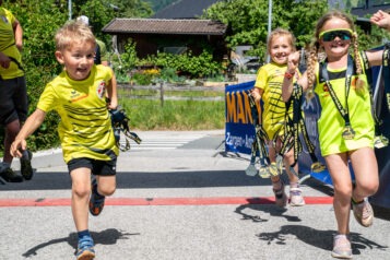 Enthusiasmus pur bei den Jüngsten - Rechts im Bild Vaiana Melody Exenberger, die Schnellste der Klasse U8.