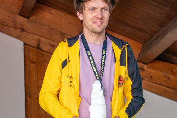 Tagessieger Matthias Aichinger-Rosenberger mit dem besonderen Pokal der LG Decker Itter.