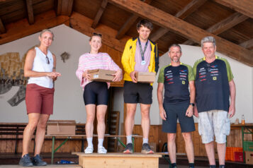 V.l.n.r.: Naima Engelmayer-Wagner (Head of Operations Manager Casino Kitzbühel), Marina Janussek, Matthias Aichinger-Rosenberger, Thomas Ebner (Präsident TLV), Josef Feller (Obmann LG Decker Itter)