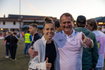 Die Tiroler Profifußballerin und Cordial Girls Cup Botschafterin Nici Billa freut sich mit Cordial Girls Cup Gründer Hans Grübler über das 15-jährige Jubiläum.