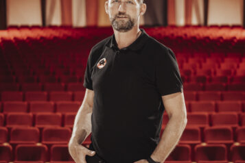 Obmann Michael Juffinger im Passionsspielhaus Thiersee.