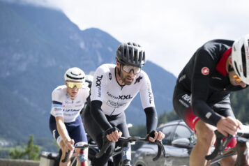 Vorjahressieger Adrian Züger und Jack Burke unterwegs vor der alpinen Kulisse.