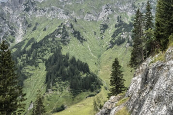 Mit hoher Geschwindigkeit geht es hinunter ins Tal.